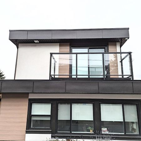Centrally Located, Modern, 2 Bedroom Home Vancouver Exterior photo