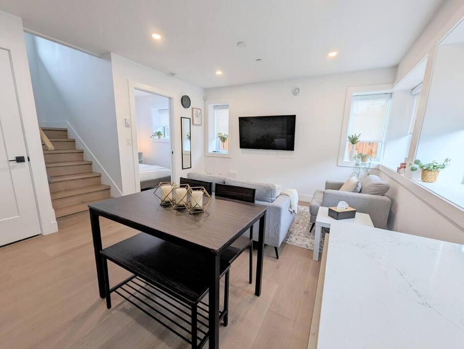 Centrally Located, Modern, 2 Bedroom Home Vancouver Exterior photo