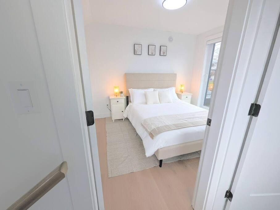 Centrally Located, Modern, 2 Bedroom Home Vancouver Exterior photo