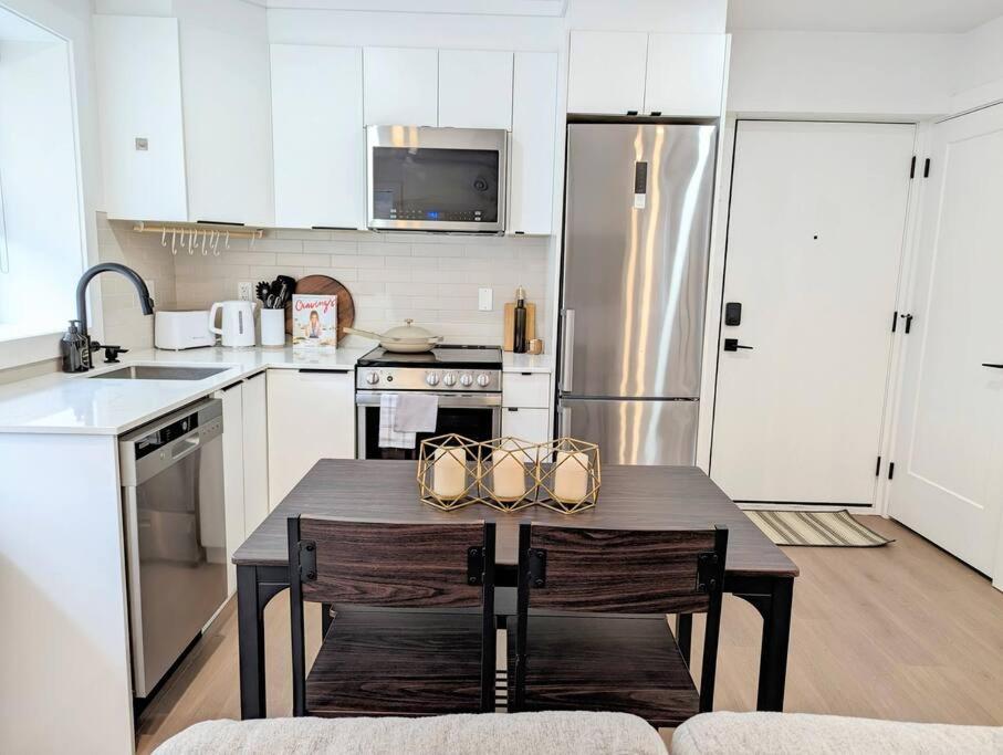 Centrally Located, Modern, 2 Bedroom Home Vancouver Exterior photo