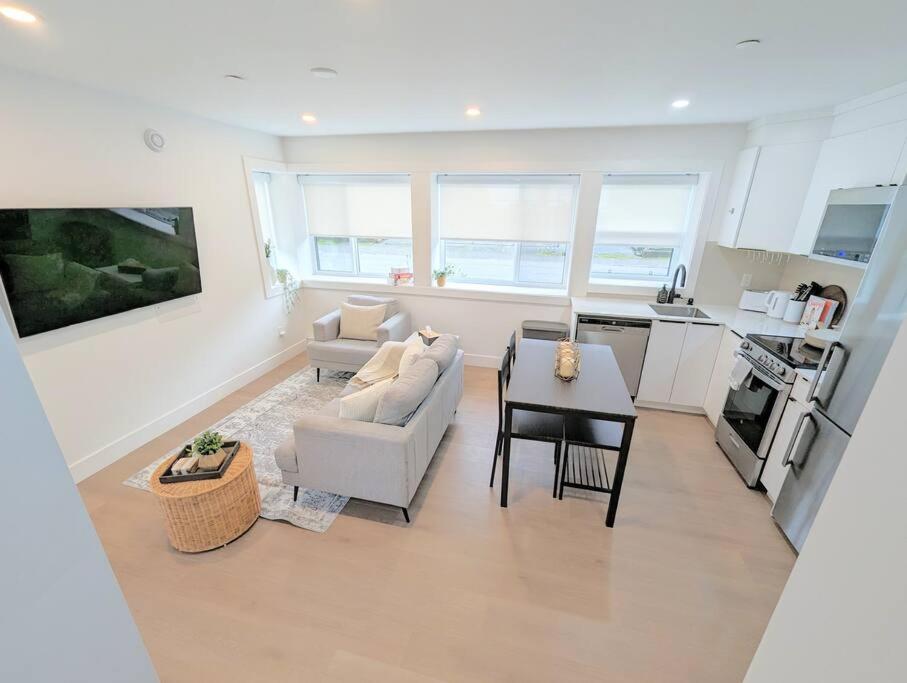 Centrally Located, Modern, 2 Bedroom Home Vancouver Exterior photo