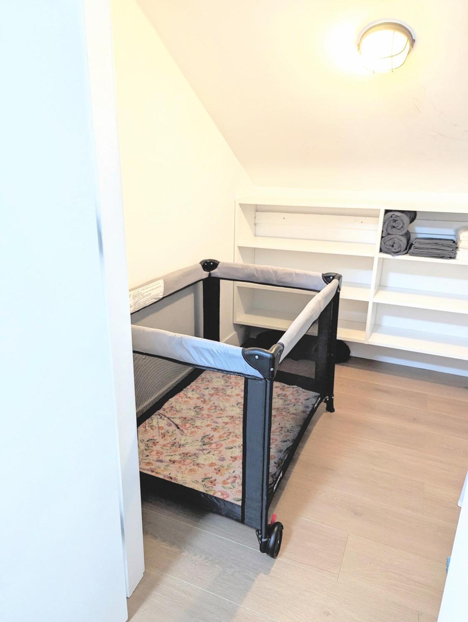 Centrally Located, Modern, 2 Bedroom Home Vancouver Exterior photo
